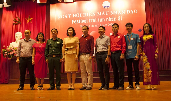 Các đai biểu chụp ảnh lưu niệm tại “Ngày hội hiến máu nhân đạo – Festival trái tim nhân ái” năm 2020